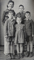 1946 01 Moeder Adri Met 4 Kids