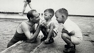 1946 F Krijgt Zwemles Begeleiding Van Vader Wim
