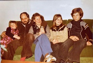 1976 F+H Met Kids Op De Bank