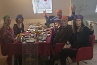 2025 0703 A+T En E+R Met Kroontjes Op Verjaardag Frits