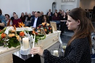 25a Iris Steekt Een Kaars Aan