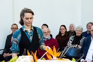 25b En Muriël Steekt Een Kaars Aan