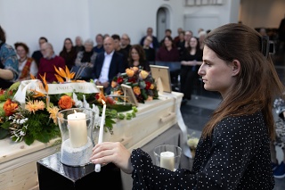 25a Iris Steekt Een Kaars Aan