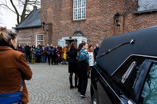 95 Afscheid Buiten